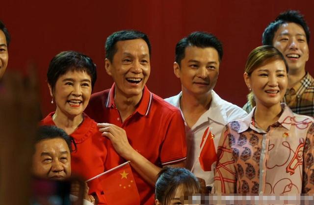 冯远征64岁老婆素颜近照，皮肤紧致明目红唇像是40岁