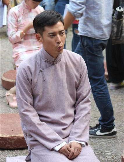 陪朋友面试他却意外被选中,放弃国企成横店一哥,后娶美貌经纪人