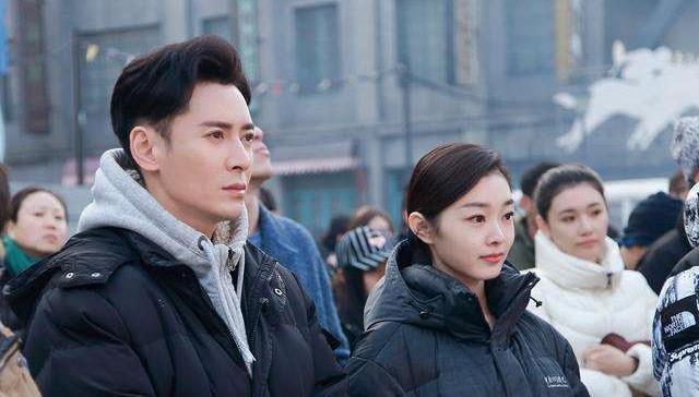 陪朋友面试他却意外被选中,放弃国企成横店一哥,后娶美貌经纪人