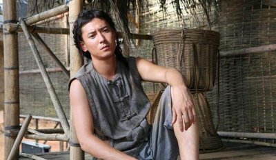 ​陪朋友面试他却意外被选中，放弃国企成横店一哥，后娶美貌经纪人