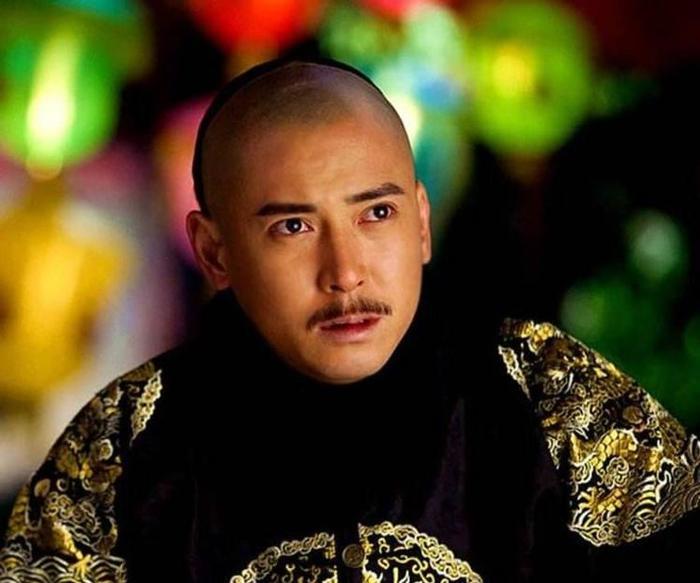 陪朋友面试他却意外被选中,放弃国企成横店一哥,后娶美貌经纪人