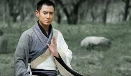 陪朋友面试他却意外被选中,放弃国企成横店一哥,后娶美貌经纪人