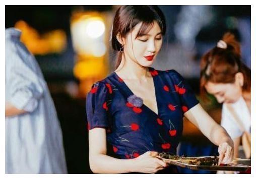 她穿裙子参加《野生厨房》,好几个行为惹争议，汪涵一脸无奈