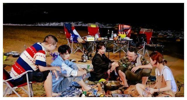 她穿裙子参加《野生厨房》,好几个行为惹争议，汪涵一脸无奈