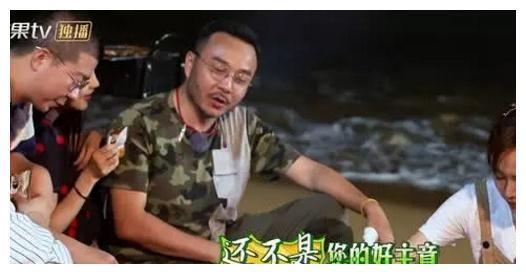 她穿裙子参加《野生厨房》,好几个行为惹争议，汪涵一脸无奈