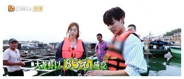 她穿裙子参加《野生厨房》,好几个行为惹争议，汪涵一脸无奈