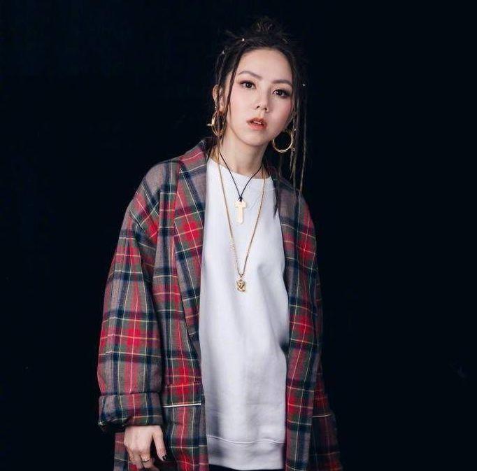 “丐帮帮主”驾到，邓紫棋不穿皮裤改穿破洞裤？变化竟然如此之大