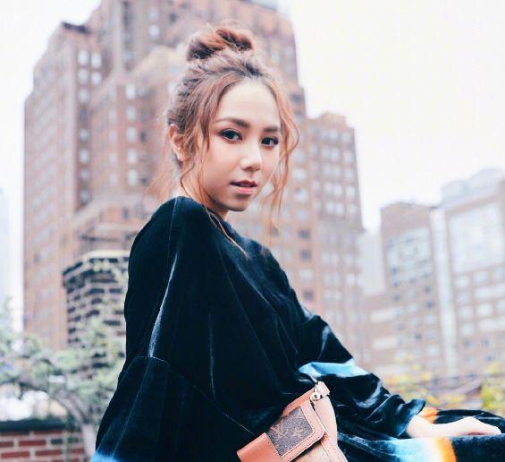 “丐帮帮主”驾到，邓紫棋不穿皮裤改穿破洞裤？变化竟然如此之大