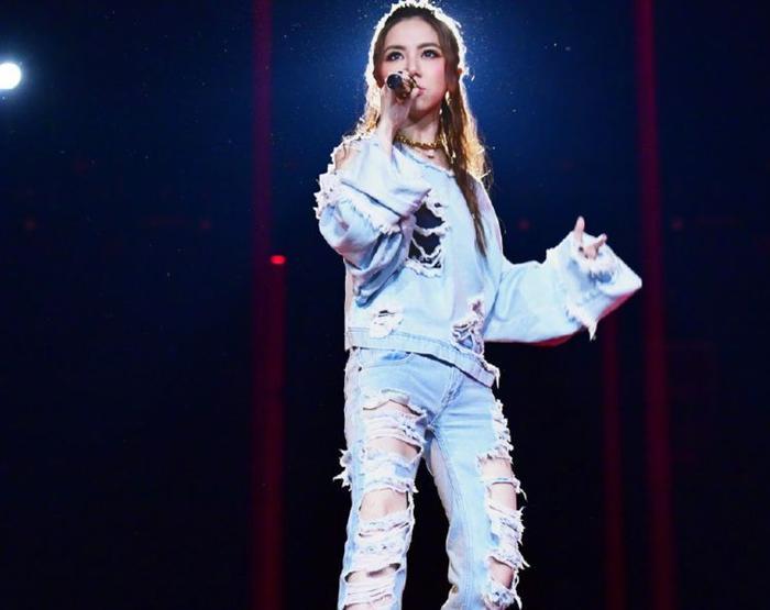 “丐帮帮主”驾到，邓紫棋不穿皮裤改穿破洞裤？变化竟然如此之大