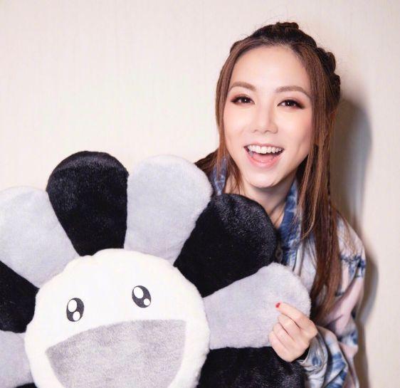 “丐帮帮主”驾到，邓紫棋不穿皮裤改穿破洞裤？变化竟然如此之大