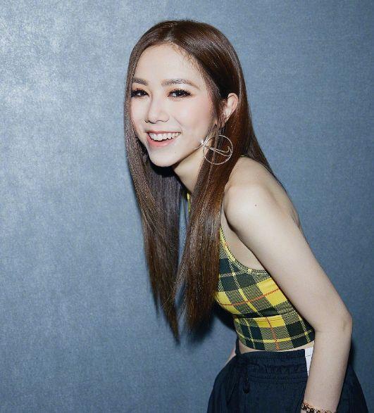 “丐帮帮主”驾到，邓紫棋不穿皮裤改穿破洞裤？变化竟然如此之大