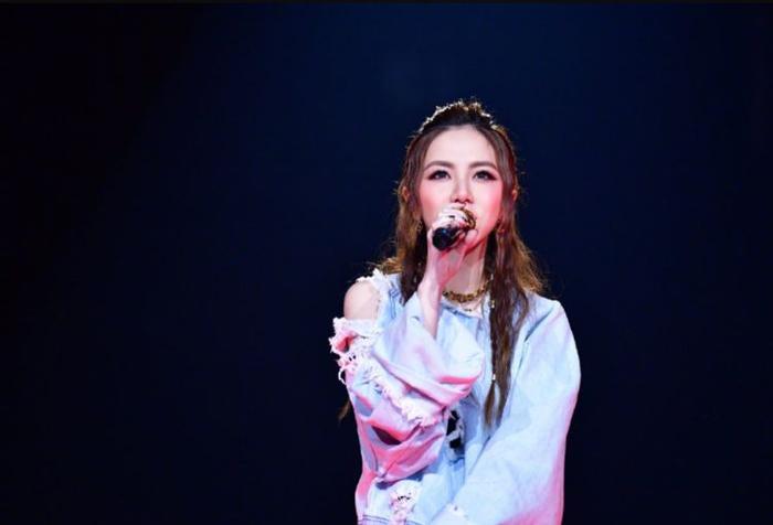 “丐帮帮主”驾到，邓紫棋不穿皮裤改穿破洞裤？变化竟然如此之大