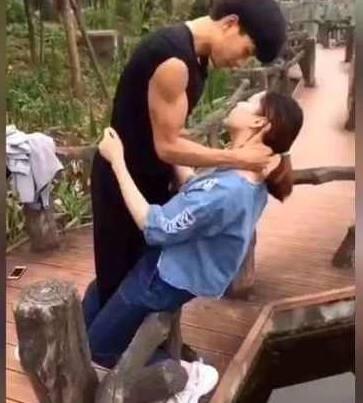 小情侣在桥上亲热秀吻技,接下来的一幕却让人当场傻眼
