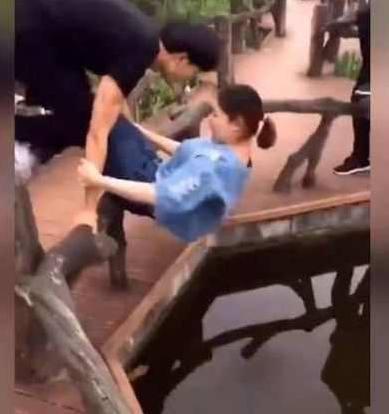 小情侣在桥上亲热秀吻技,接下来的一幕却让人当场傻眼