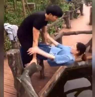 小情侣在桥上亲热秀吻技,接下来的一幕却让人当场傻眼