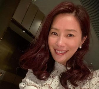 香港名模再婚成TVB主席夫人!49岁仍风韵犹存,遭前夫出轨背叛