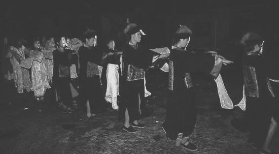 几个尸体站成一排走路吓坏路人!湘西赶尸竟然是真实存在的!