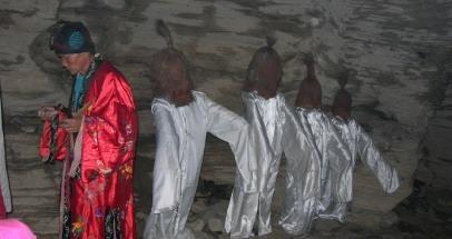 几个尸体站成一排走路吓坏路人!湘西赶尸竟然是真实存在的!