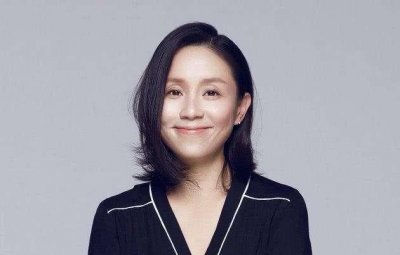 ​逼迫何炅做主持，被朴树怼冤家，身价百亿的龙丹妮真正乘风破浪