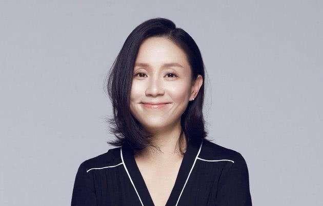 逼迫何炅做主持，被朴树怼冤家，身价百亿的龙丹妮真正乘风破浪