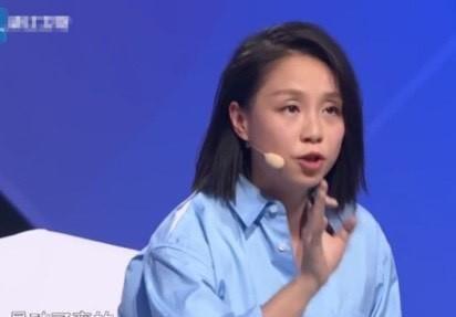 逼迫何炅做主持，被朴树怼冤家，身价百亿的龙丹妮真正乘风破浪