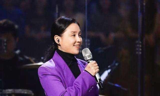 逼迫何炅做主持，被朴树怼冤家，身价百亿的龙丹妮真正乘风破浪