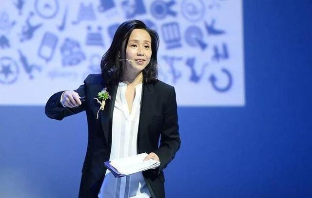 逼迫何炅做主持，被朴树怼冤家，身价百亿的龙丹妮真正乘风破浪