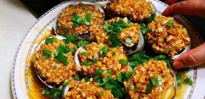 ​做蒜蓉蒸鲍鱼时，直接上锅蒸就外行了，大厨教你1招，不腥味更香