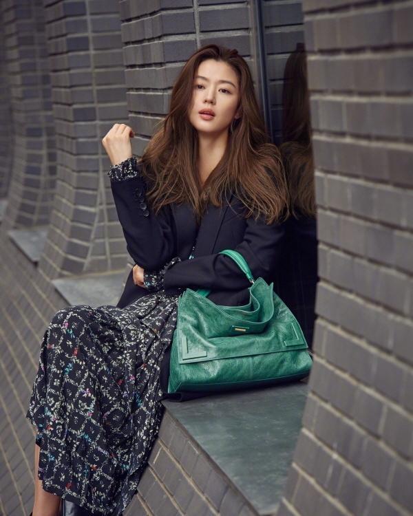 被全智贤的一组旧照片惊艳, 露肩装小蛮腰真是青春甜美活力十足