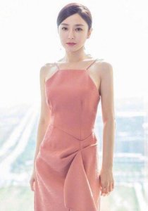 ​秦岚写真大秀锁骨，整个人恬静优雅，网友：文艺“女神”！