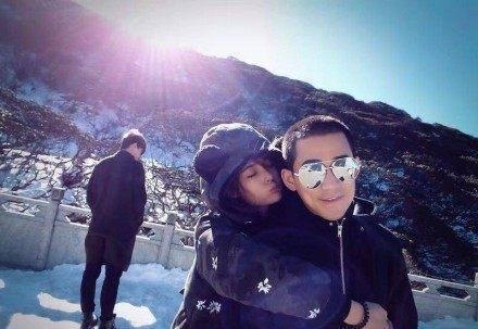 苏醒新女友曝光，长相清纯酷似papi酱，两人合影十分甜蜜