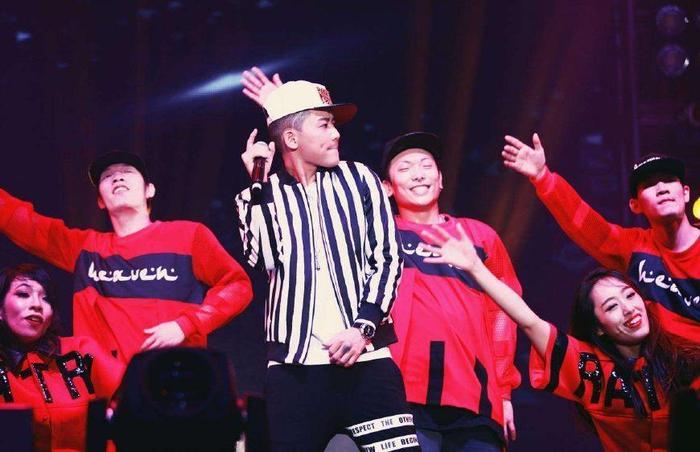 苏醒新女友曝光，长相清纯酷似papi酱，两人合影十分甜蜜