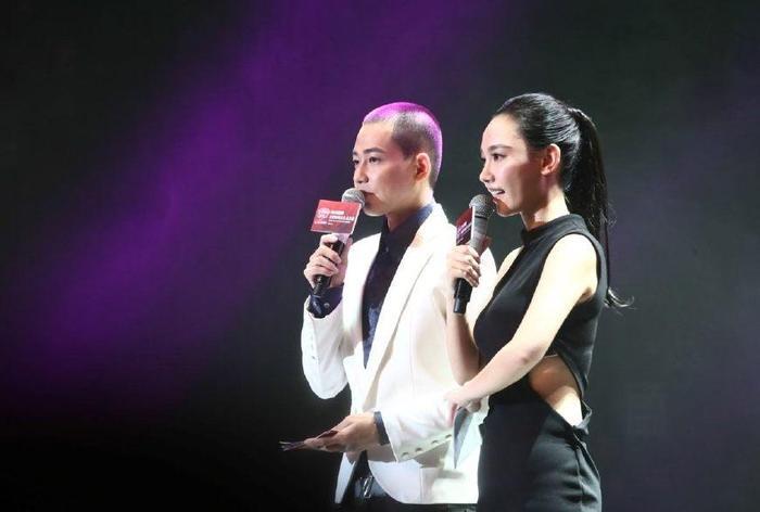 苏醒新女友曝光，长相清纯酷似papi酱，两人合影十分甜蜜