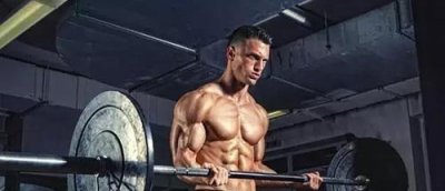 ​做哑铃弯举时要注意这2个要点,使弯举有效果