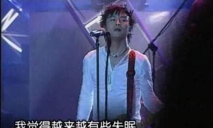 做头发上头条！汪峰做了一个卷炸的头发，终于上了头条！