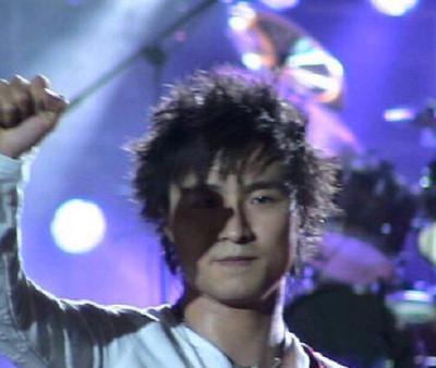 做头发上头条！汪峰做了一个卷炸的头发，终于上了头条！