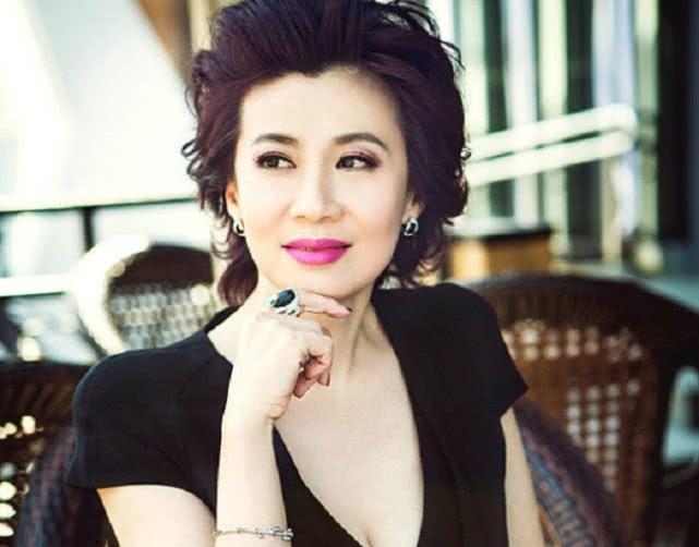 爸爸是资深老戏骨,妈妈是中戏“金花”,如今女儿也成了一名演员