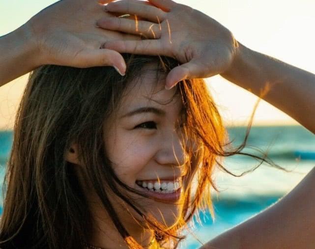 爸爸是资深老戏骨,妈妈是中戏“金花”,如今女儿也成了一名演员