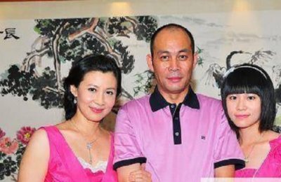 爸爸是资深老戏骨,妈妈是中戏“金花”,如今女儿也成了一名演员