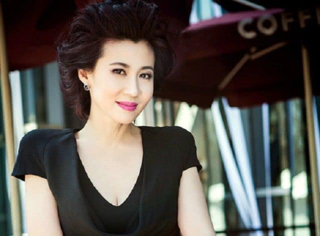 爸爸是资深老戏骨,妈妈是中戏“金花”,如今女儿也成了一名演员