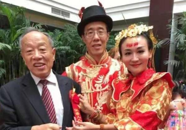 曾是央视著名主持人,远嫁美国后遭家暴虐待,今婚不能离国不能回