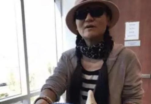 曾是央视著名主持人,远嫁美国后遭家暴虐待,今婚不能离国不能回