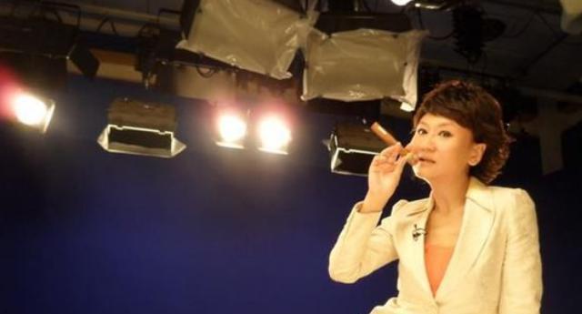 曾是央视著名主持人,远嫁美国后遭家暴虐待,今婚不能离国不能回