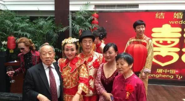 曾是央视著名主持人,远嫁美国后遭家暴虐待,今婚不能离国不能回