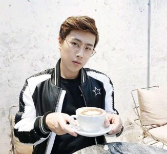 卢本伟被封杀后颜值开了挂,放弃直播转型做男模?长得像流量明星