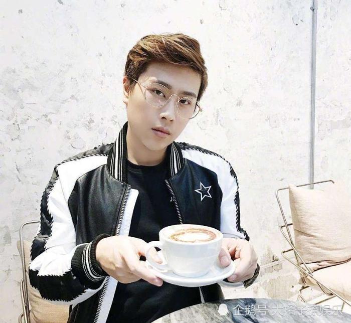 卢本伟被封杀后颜值开了挂,放弃直播转型做男模?长得像流量明星