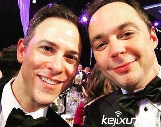 戏内谢耳朵Amy结婚照曝光 戏外谢耳朵和男友在“彩虹屋”完婚!