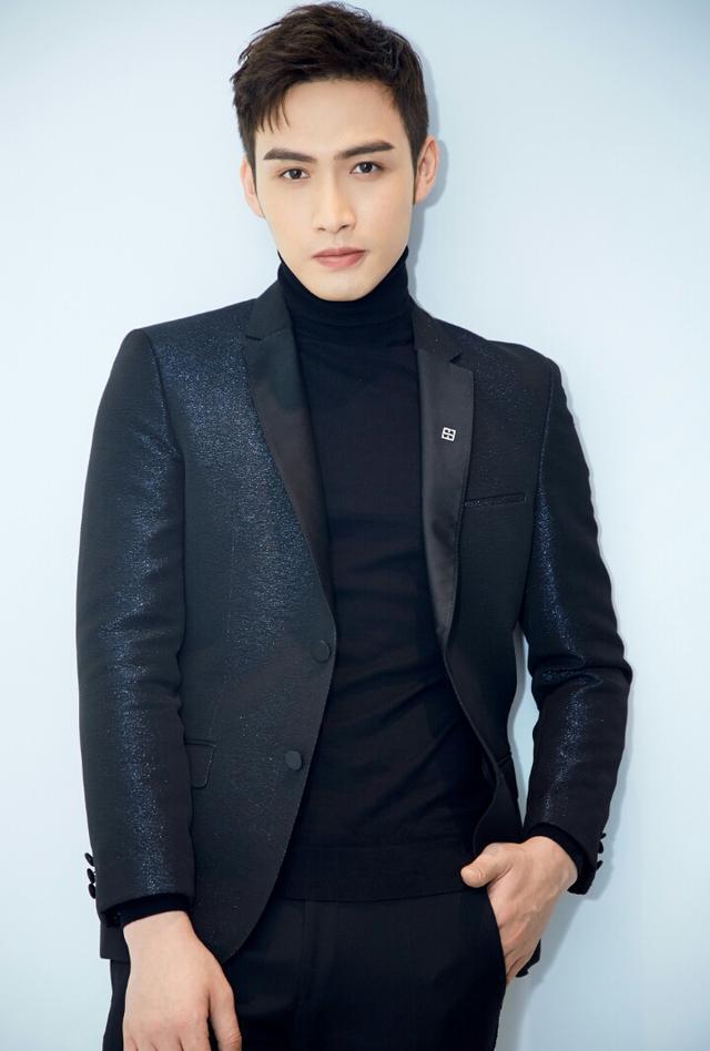 杨幂公司旗下的15位艺人，最小21岁最大40岁，迪丽热巴最火