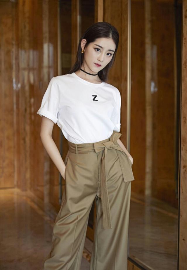 杨幂公司旗下的15位艺人，最小21岁最大40岁，迪丽热巴最火