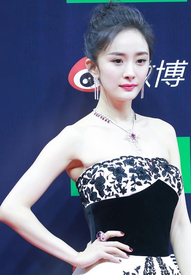 杨幂公司旗下的15位艺人，最小21岁最大40岁，迪丽热巴最火